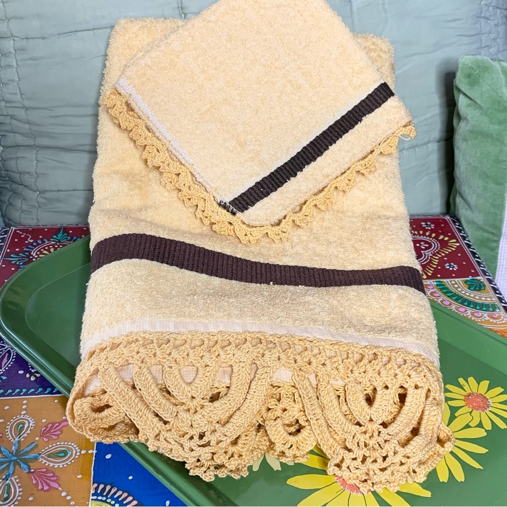 70s Crochet Edge Towel Set